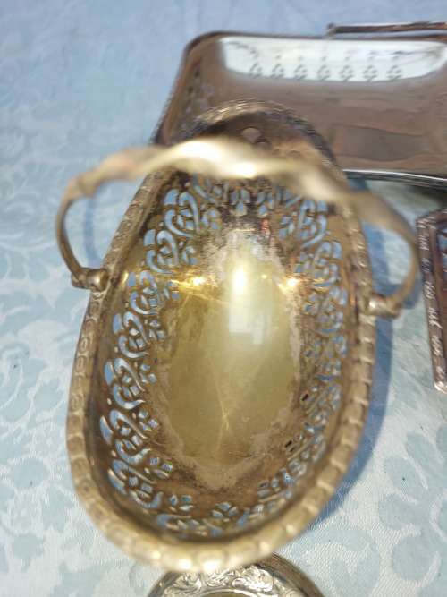 A VINTAGE AND ANTIQUE JOBLOT SILVER PLATED AND EPNS KITCHENALIA SOLD AS IS