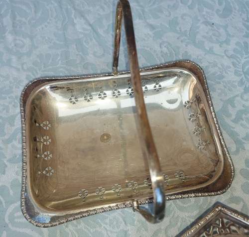 A VINTAGE AND ANTIQUE JOBLOT SILVER PLATED AND EPNS KITCHENALIA SOLD AS IS