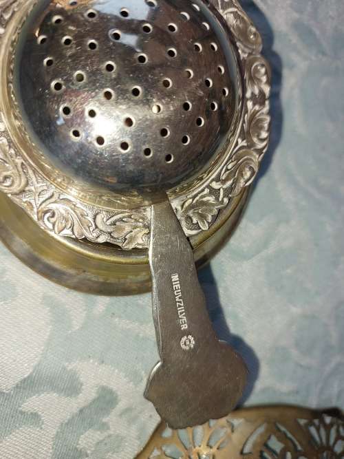 A VINTAGE AND ANTIQUE JOBLOT SILVER PLATED AND EPNS KITCHENALIA SOLD AS IS