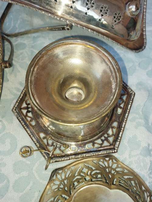 A VINTAGE AND ANTIQUE JOBLOT SILVER PLATED AND EPNS KITCHENALIA SOLD AS IS