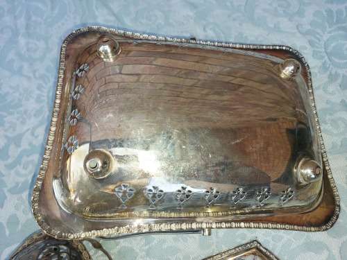 A VINTAGE AND ANTIQUE JOBLOT SILVER PLATED AND EPNS KITCHENALIA SOLD AS IS