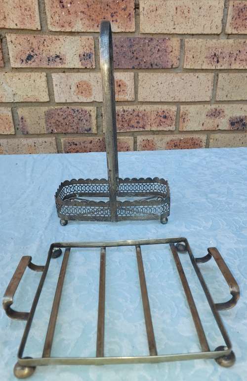 A JOBLOT VINTAGE SILVER PLATED KITCHENALIA SOLD AS IS