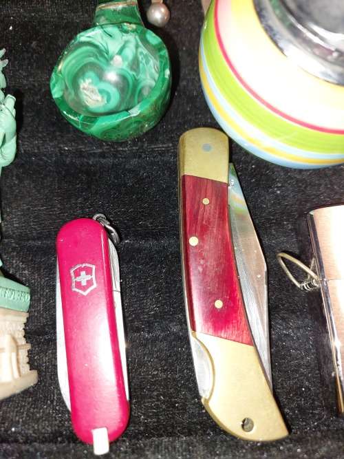A JOBLOT VINTAGE COLLECTION LIGHTERS FIGURINES, ANTIQUE CONTAINERS, POCKET KNIVES