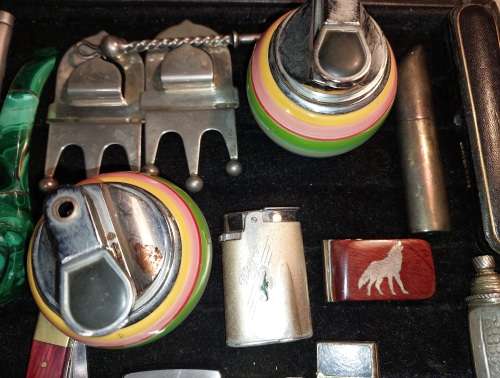 A JOBLOT VINTAGE COLLECTION LIGHTERS FIGURINES, ANTIQUE CONTAINERS, POCKET KNIVES