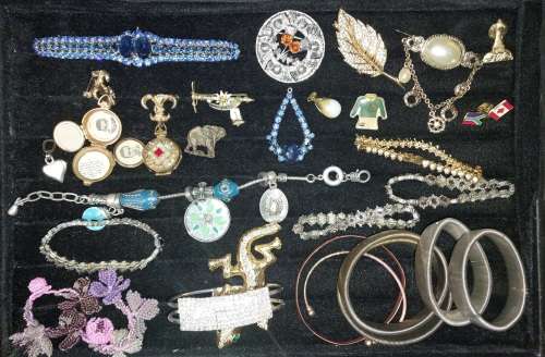 A QUALITY VINTAGE COLLECTION BRACELETS BANGLES PENDANTS AND BEAUTIFULL BROOCHES