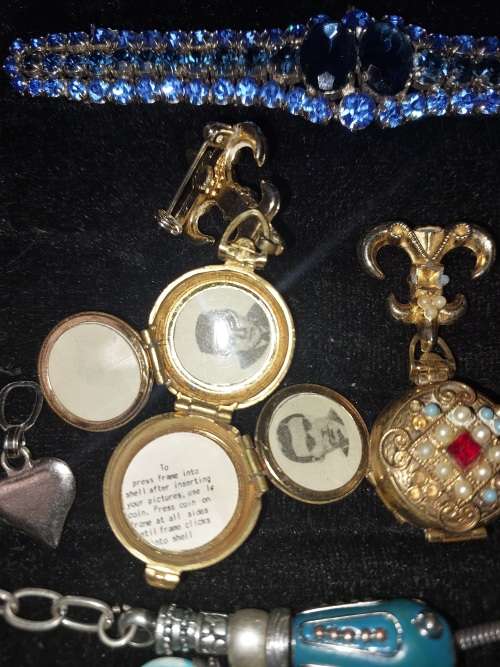 A QUALITY VINTAGE COLLECTION BRACELETS BANGLES PENDANTS AND BEAUTIFULL BROOCHES