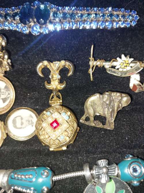 A QUALITY VINTAGE COLLECTION BRACELETS BANGLES PENDANTS AND BEAUTIFULL BROOCHES