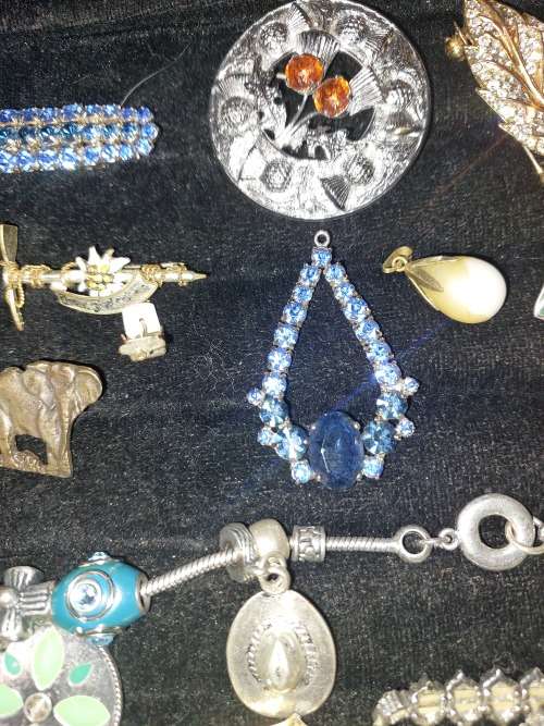 A QUALITY VINTAGE COLLECTION BRACELETS BANGLES PENDANTS AND BEAUTIFULL BROOCHES