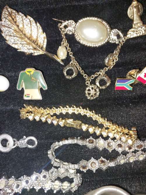 A QUALITY VINTAGE COLLECTION BRACELETS BANGLES PENDANTS AND BEAUTIFULL BROOCHES