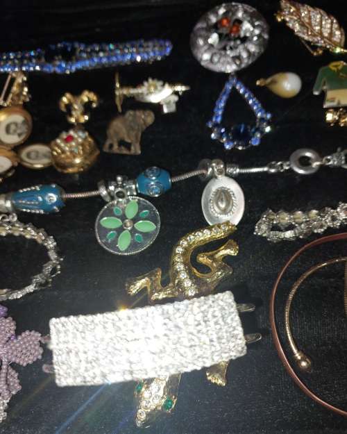 A QUALITY VINTAGE COLLECTION BRACELETS BANGLES PENDANTS AND BEAUTIFULL BROOCHES