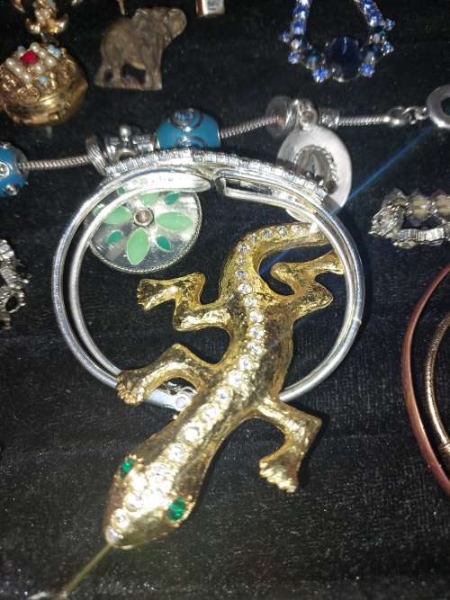 A QUALITY VINTAGE COLLECTION BRACELETS BANGLES PENDANTS AND BEAUTIFULL BROOCHES