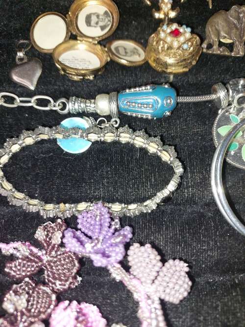 A QUALITY VINTAGE COLLECTION BRACELETS BANGLES PENDANTS AND BEAUTIFULL BROOCHES