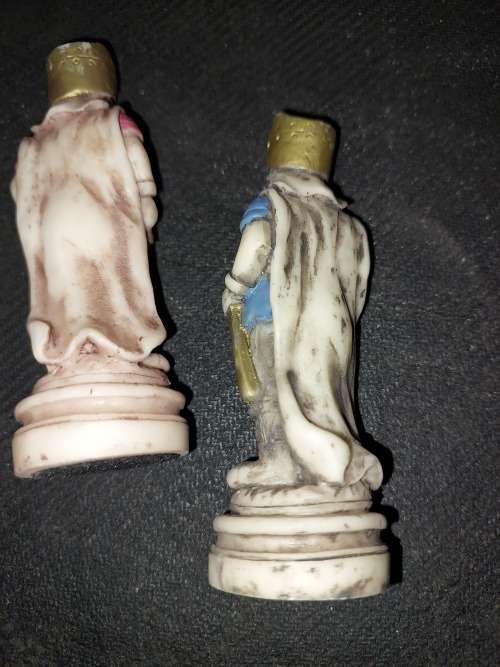 A VINTAGE CHESS BOARD AND STORAGE COMPARTMENT WITH ALL THE PIECES COMPLETE SET PIECES ARE CERAMIC