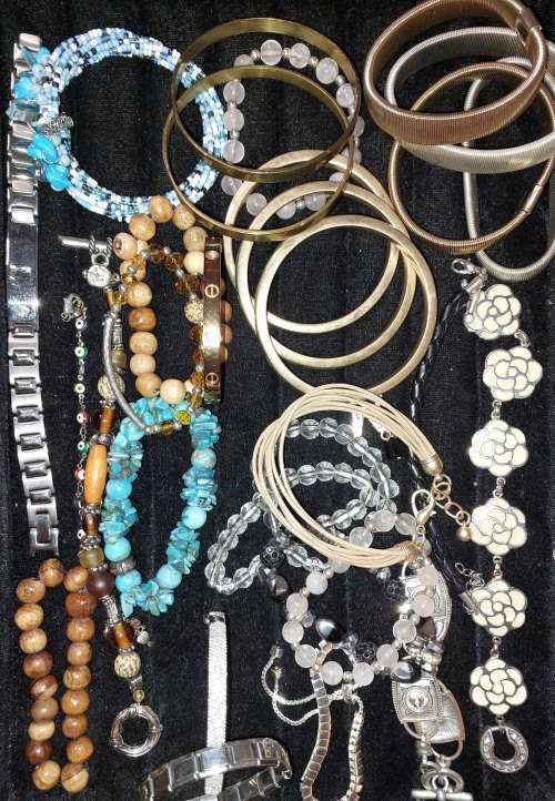 A QUALITY VINTAGE JOBLOT BANGLES JADE ICE AND BRACELETS