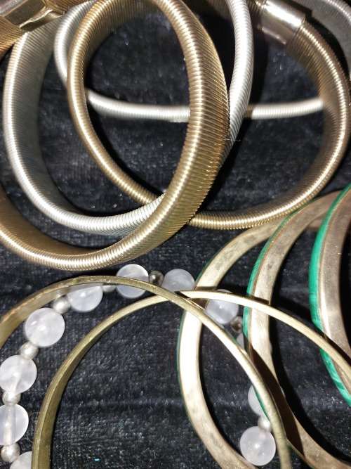 A QUALITY VINTAGE JOBLOT BANGLES JADE ICE AND BRACELETS