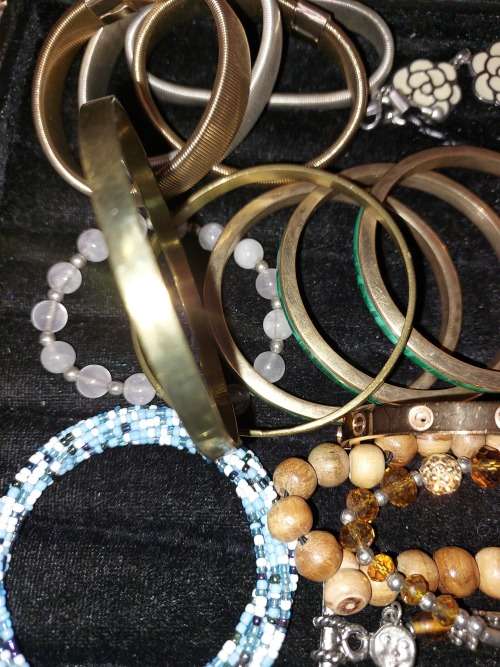 A QUALITY VINTAGE JOBLOT BANGLES JADE ICE AND BRACELETS