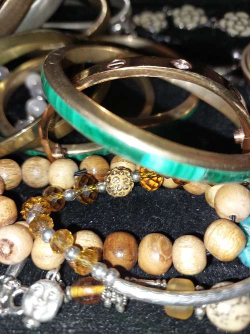 A QUALITY VINTAGE JOBLOT BANGLES JADE ICE AND BRACELETS