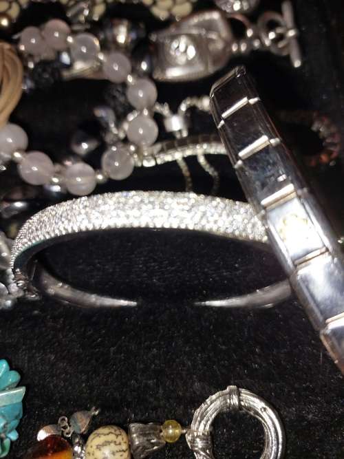 A QUALITY VINTAGE JOBLOT BANGLES JADE ICE AND BRACELETS