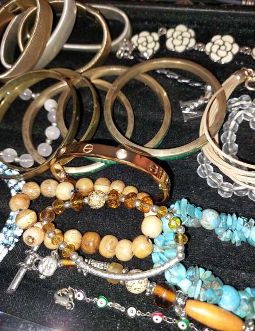 A QUALITY VINTAGE JOBLOT BANGLES JADE ICE AND BRACELETS