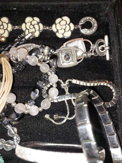 A QUALITY VINTAGE JOBLOT BANGLES JADE ICE AND BRACELETS