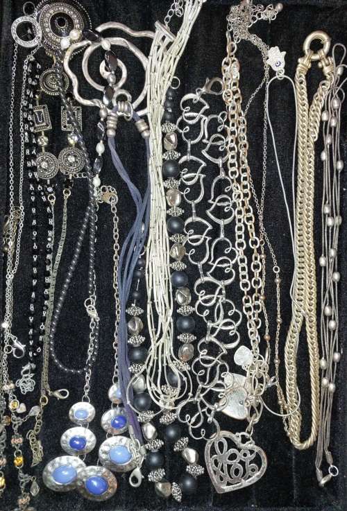 A BULK VINTAGE AND ANTIQUE JOBLOT HIGH QUALITY NECKLACES SOLD AS IS