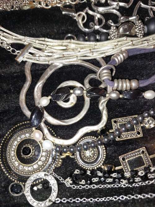 A BULK VINTAGE AND ANTIQUE JOBLOT HIGH QUALITY NECKLACES SOLD AS IS