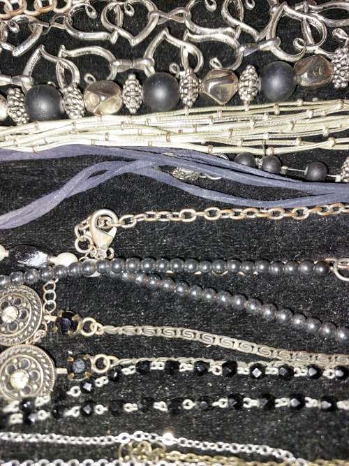 A BULK VINTAGE AND ANTIQUE JOBLOT HIGH QUALITY NECKLACES SOLD AS IS