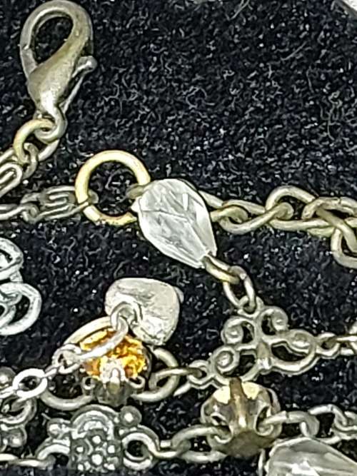 A BULK VINTAGE AND ANTIQUE JOBLOT HIGH QUALITY NECKLACES SOLD AS IS