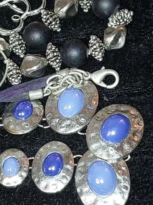 A BULK VINTAGE AND ANTIQUE JOBLOT HIGH QUALITY NECKLACES SOLD AS IS