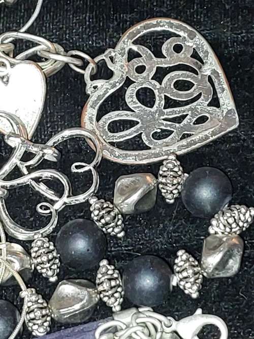 A BULK VINTAGE AND ANTIQUE JOBLOT HIGH QUALITY NECKLACES SOLD AS IS