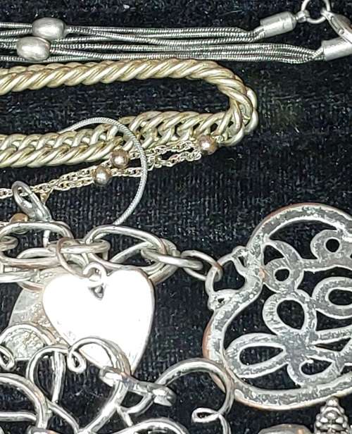 A BULK VINTAGE AND ANTIQUE JOBLOT HIGH QUALITY NECKLACES SOLD AS IS