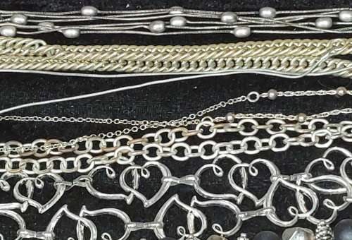 A BULK VINTAGE AND ANTIQUE JOBLOT HIGH QUALITY NECKLACES SOLD AS IS