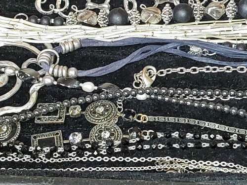 A BULK VINTAGE AND ANTIQUE JOBLOT HIGH QUALITY NECKLACES SOLD AS IS