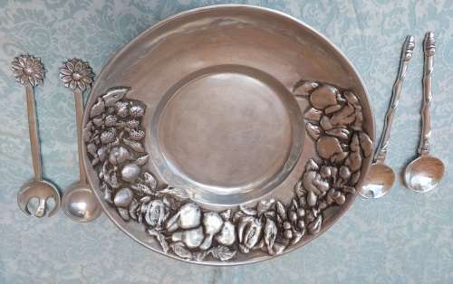 A BEAUTIFUL EXTRA LARGE ROUND ALUMINUM ALLOY CAROL BOYES STYLE PLATER WITH TWO SETS OF SALAD LADELS