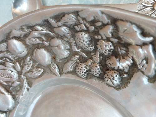 A BEAUTIFUL EXTRA LARGE ROUND ALUMINUM ALLOY CAROL BOYES STYLE PLATER WITH TWO SETS OF SALAD LADELS