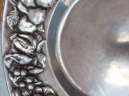 A BEAUTIFUL EXTRA LARGE ROUND ALUMINUM ALLOY CAROL BOYES STYLE PLATER WITH TWO SETS OF SALAD LADELS