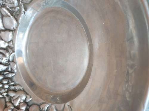 A BEAUTIFUL EXTRA LARGE ROUND ALUMINUM ALLOY CAROL BOYES STYLE PLATER WITH TWO SETS OF SALAD LADELS