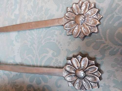 A BEAUTIFUL EXTRA LARGE ROUND ALUMINUM ALLOY CAROL BOYES STYLE PLATER WITH TWO SETS OF SALAD LADELS