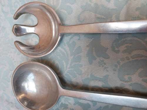 A BEAUTIFUL EXTRA LARGE ROUND ALUMINUM ALLOY CAROL BOYES STYLE PLATER WITH TWO SETS OF SALAD LADELS