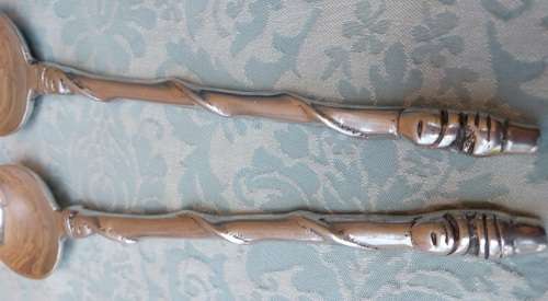 A BEAUTIFUL EXTRA LARGE ROUND ALUMINUM ALLOY CAROL BOYES STYLE PLATER WITH TWO SETS OF SALAD LADELS