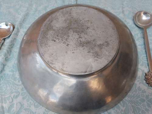 A BEAUTIFUL EXTRA LARGE ROUND ALUMINUM ALLOY CAROL BOYES STYLE PLATER WITH TWO SETS OF SALAD LADELS
