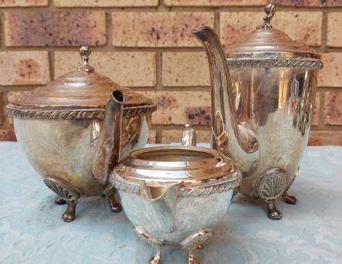 A BEAUTIFUL VINTAGE SERANGO EPNS TEA JUG AND SUGAR BOWL SET IN GOOD CONDITION SOLD AS IS
