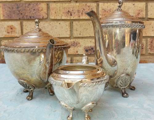 A BEAUTIFUL VINTAGE SERANGO EPNS TEA JUG AND SUGAR BOWL SET IN GOOD CONDITION SOLD AS IS