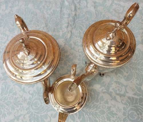 A BEAUTIFUL VINTAGE SERANGO EPNS TEA JUG AND SUGAR BOWL SET IN GOOD CONDITION SOLD AS IS