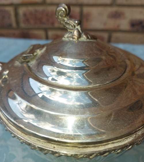 A BEAUTIFUL VINTAGE SERANGO EPNS TEA JUG AND SUGAR BOWL SET IN GOOD CONDITION SOLD AS IS