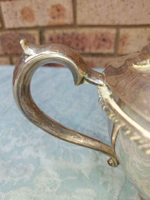 A BEAUTIFUL VINTAGE SERANGO EPNS TEA JUG AND SUGAR BOWL SET IN GOOD CONDITION SOLD AS IS