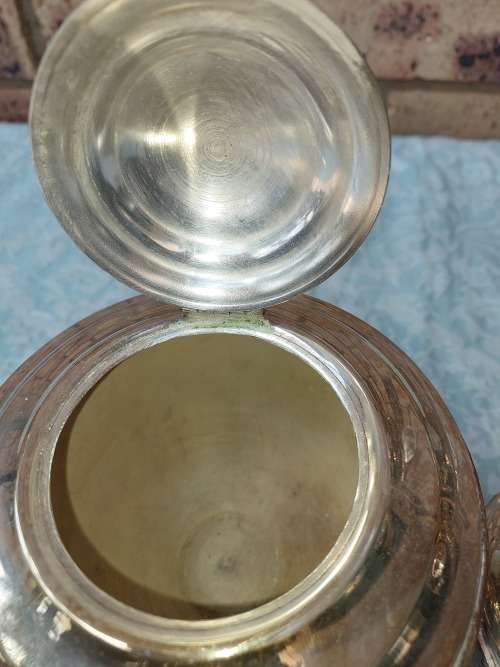 A BEAUTIFUL VINTAGE SERANGO EPNS TEA JUG AND SUGAR BOWL SET IN GOOD CONDITION SOLD AS IS