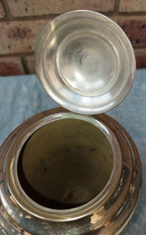 A BEAUTIFUL VINTAGE SERANGO EPNS TEA JUG AND SUGAR BOWL SET IN GOOD CONDITION SOLD AS IS