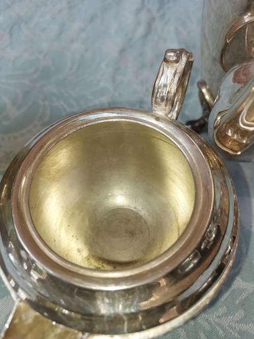 A BEAUTIFUL VINTAGE SERANGO EPNS TEA JUG AND SUGAR BOWL SET IN GOOD CONDITION SOLD AS IS