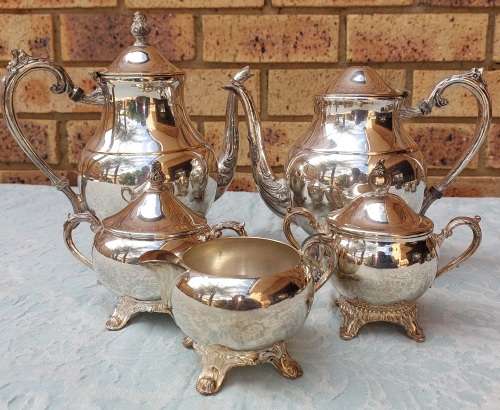 AN ANTIQUE F,B RODGERS SILVER COMPANY 1883 TRADEMARK SILVER PLATED TEAJUG SET